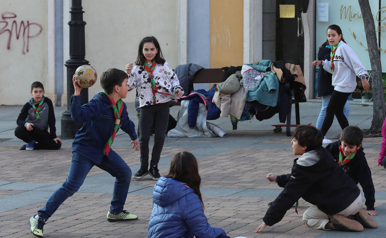 Juegos con una pelota junto a la iglesia de San Miguel.