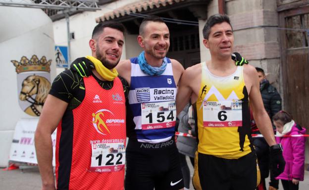 Imagen principal - Arriba, los ganadores de la prueba masculina con Hugo Tardón en el centro; abajo, las vencedoras de la prueba femenina, con Bego Usabiaga en el centro, y a la derecha dos particoipantes llegan a meta cogidos de la mano. 