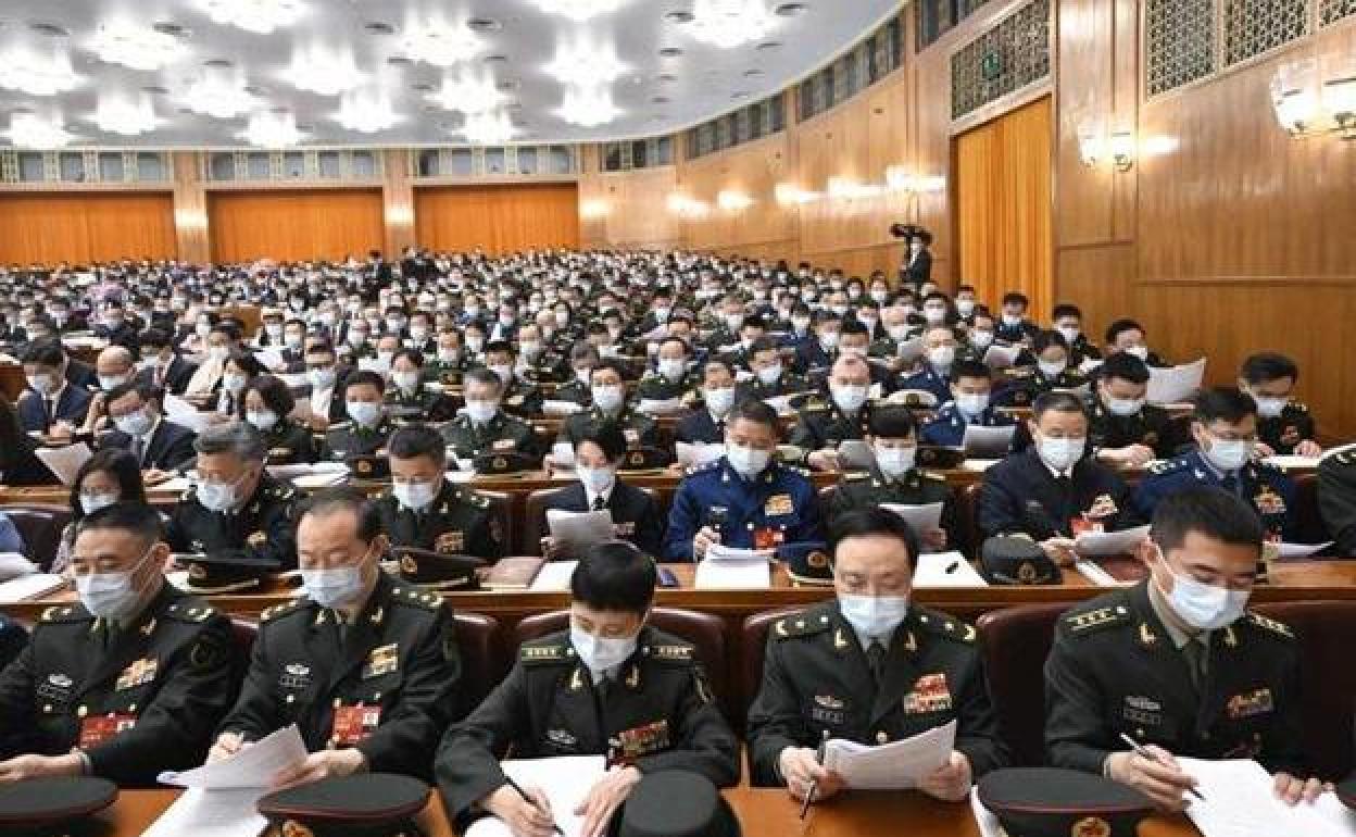 Militares que forman parte de la Asamblea Nacional Popular china, en un momento de la sesión parlamentaria.