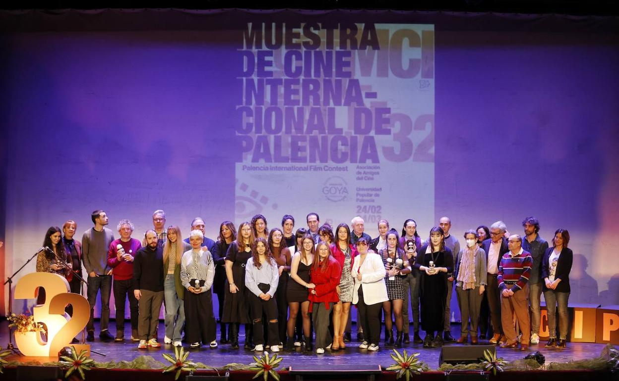 Foto de familia de los premios de la Muestra de Cine.