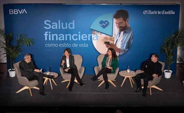 Carlos Aganzo, director de Relaciones Institucionales de El Norte, junto a Marta Alonso (BBVA), la psicóloga Laura Rojas y el chef Joan Roca. 