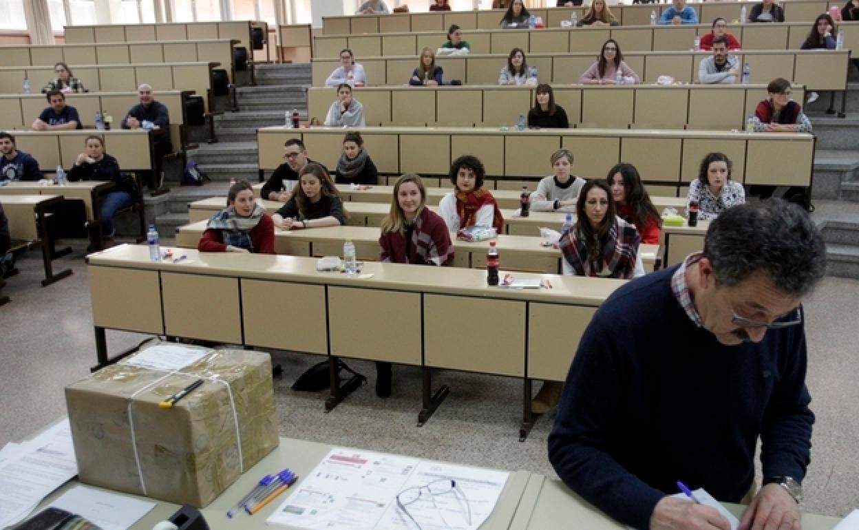 Un grupo de graduados en Medicina se prepara en Oviedo para realizar un examen MIR.