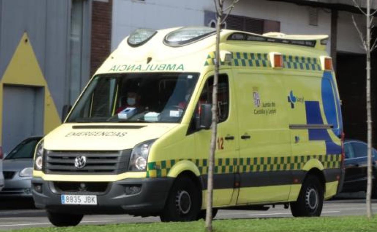 Imagen de archivo de una ambulancia en Valladolid. 