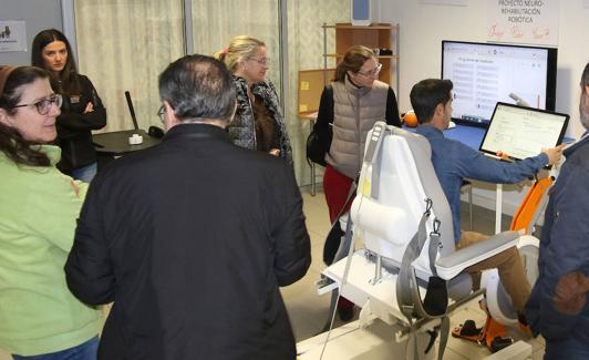 Médicos segovianos conocen el funcionamiento del neuro-rehabilitador robótico. 