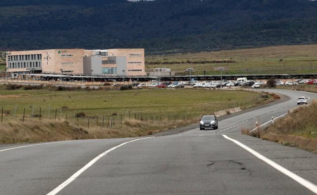 Los usuarios piden al Ayuntamiento que resuelva «de una vez» el acceso a la estación del Ave