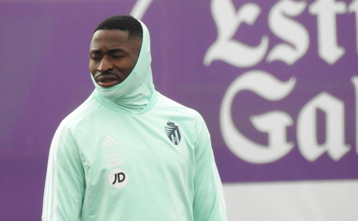 Martín Hongla, durante la sesión de entrenamiento del Real Valladolid de este martes. 