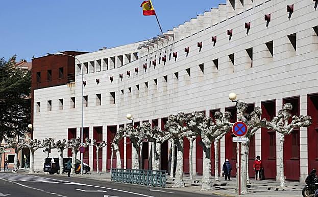 Un joven entra en la Comisaría de Palencia amenazando con una pistola simulada
