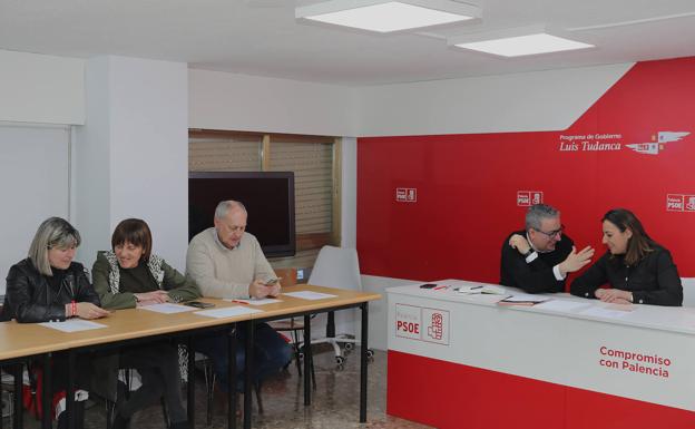 La candidata conversa con Antonio Casas durante la ejecutiva.