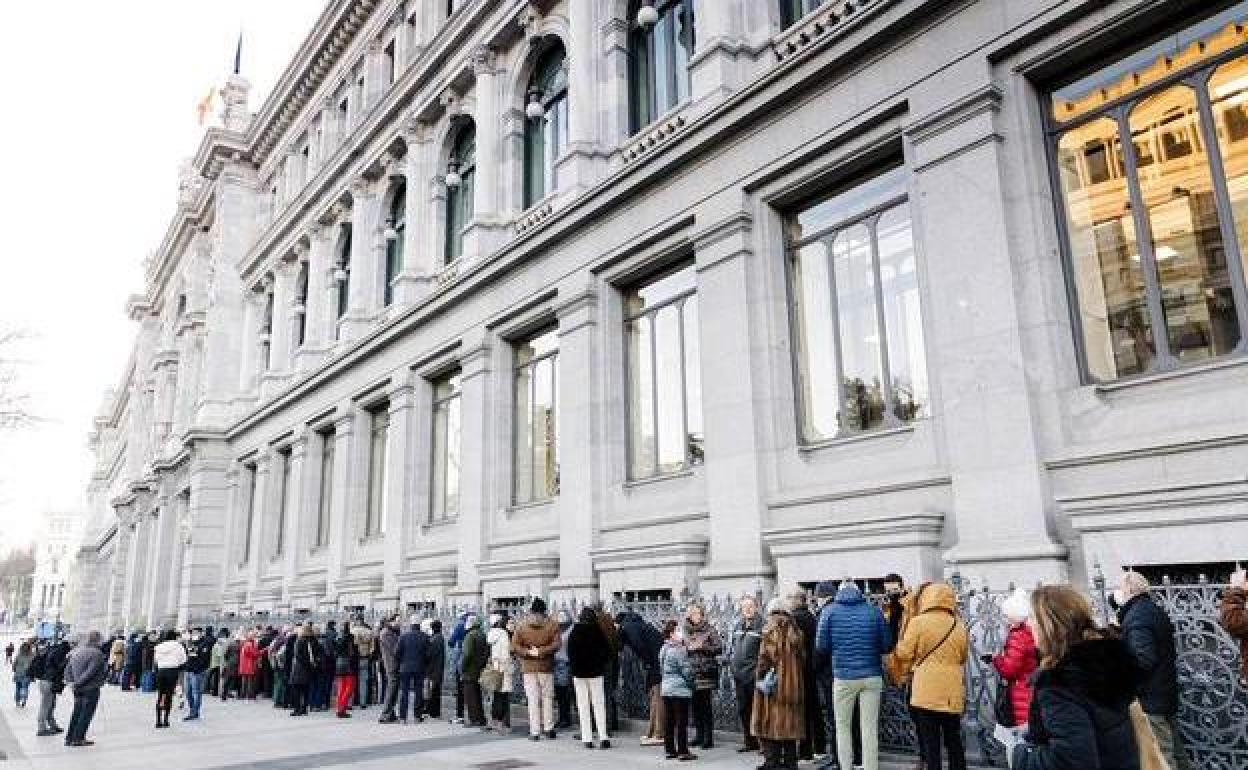 Colas en el Banco de España para contratar letras del Tesoro.