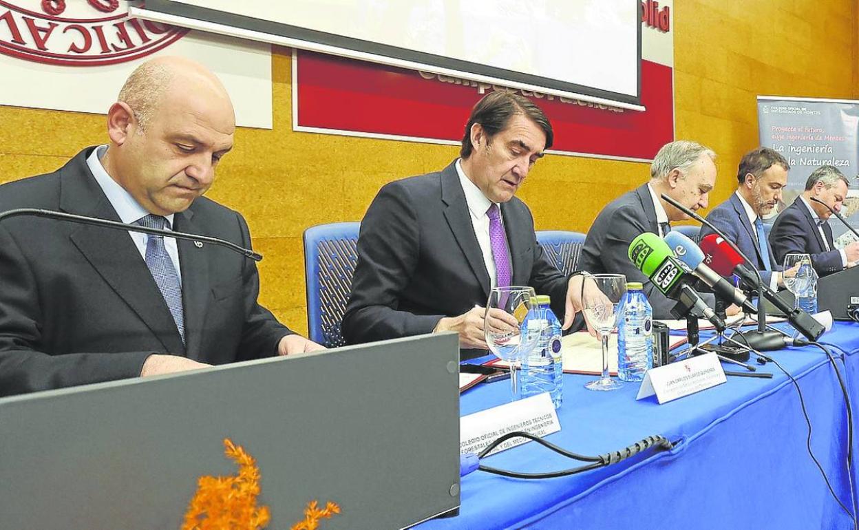 El consejero de Medio Ambiente, Juan Carlos Suárez-Quiñones, segundo por la izquierda, junto al rector de la UVA, Antonio Largo, y el resto de representantes, este lunes en la Escuela de Ingenierías Agrarias.