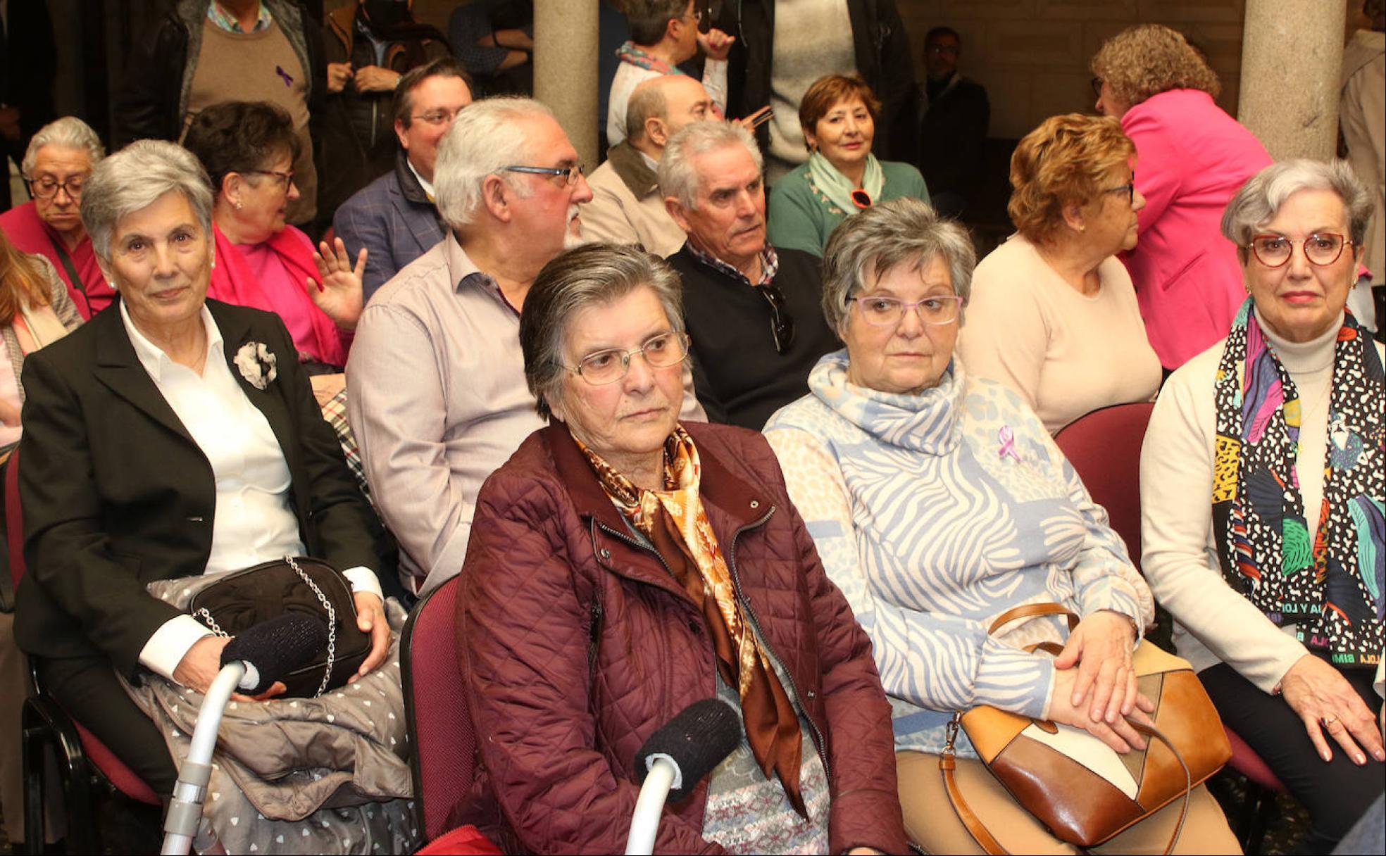 Nietos, bisnietos y amigos de Cristina Burgos durante el acto de homenaje. 