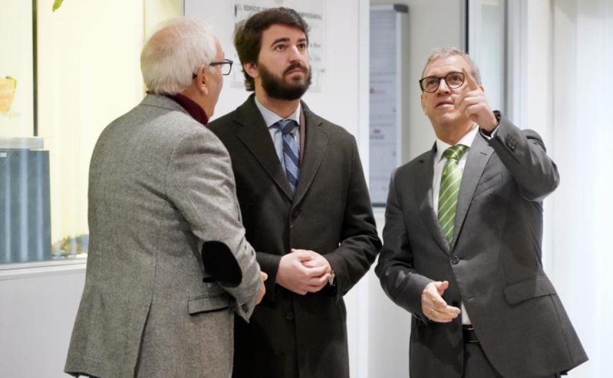 El vicepresidente, Juan García-Gallardo, y el consejero de Industria, Comercio y Empleo, Mariano Veganzones, con el presidente de empresarios del Polígono de San Cristóbal. 