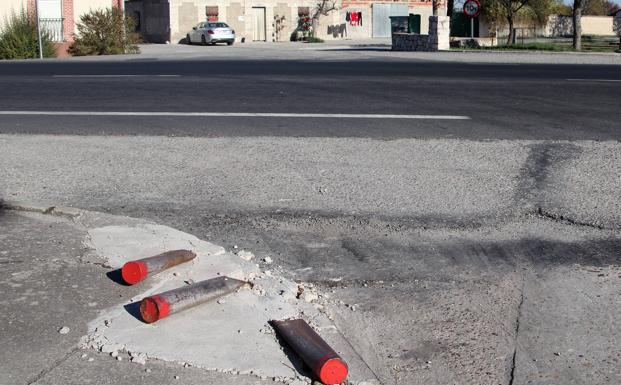Bolardos derribados por el paso de un vehículo pesado en Chañe. 