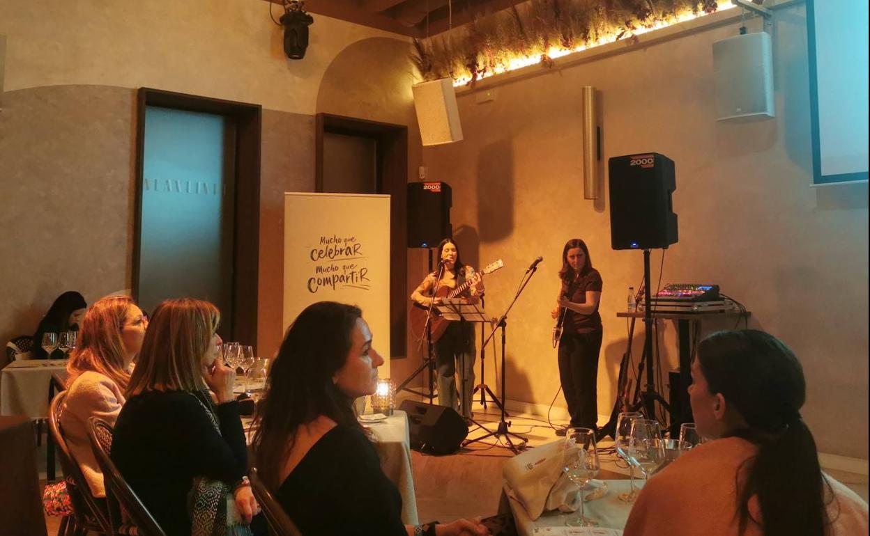 Mujeres participantes en la cata durante una de las actuaciones del dúo musical Las Perdidas 