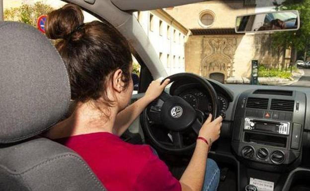 Una mujer conduce un vehículo por las calles de Segovia