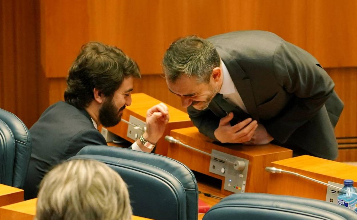 Confidencias entre García-Gallardo y el procurador David Hierro, secretario del Grupo Parlamentario Vox en las Cortes, en el hemiciclo, este miércoles.