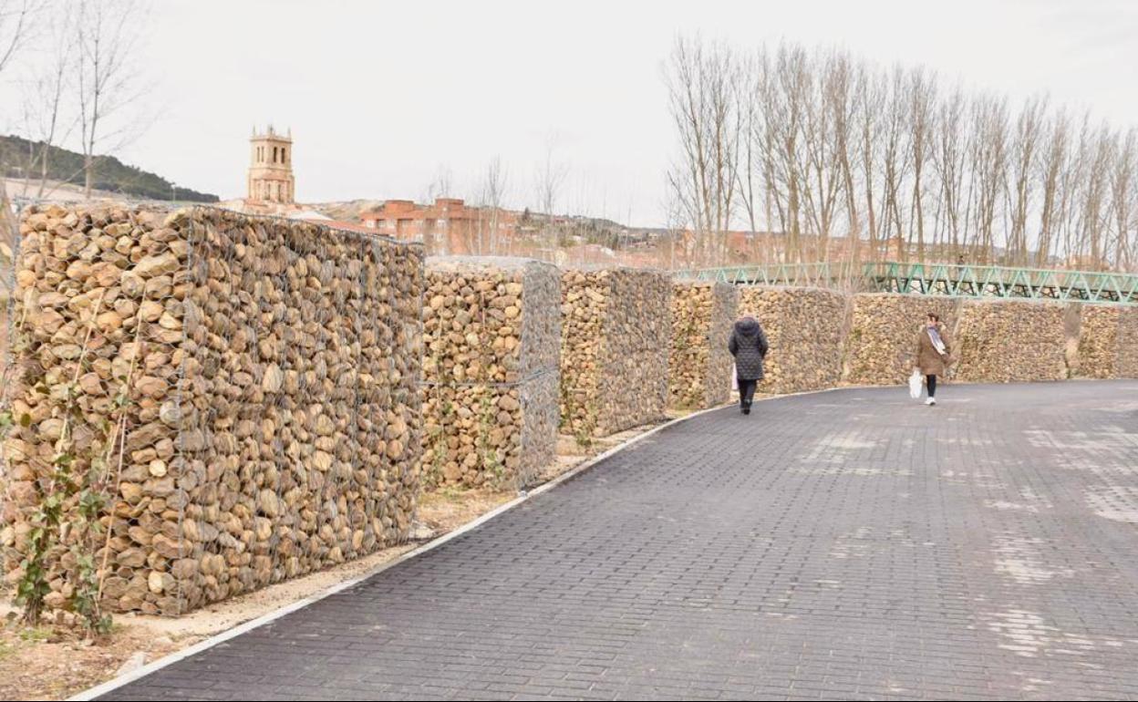 Dos mujeres caminan por el nuevo paseo en Villamuriel. 