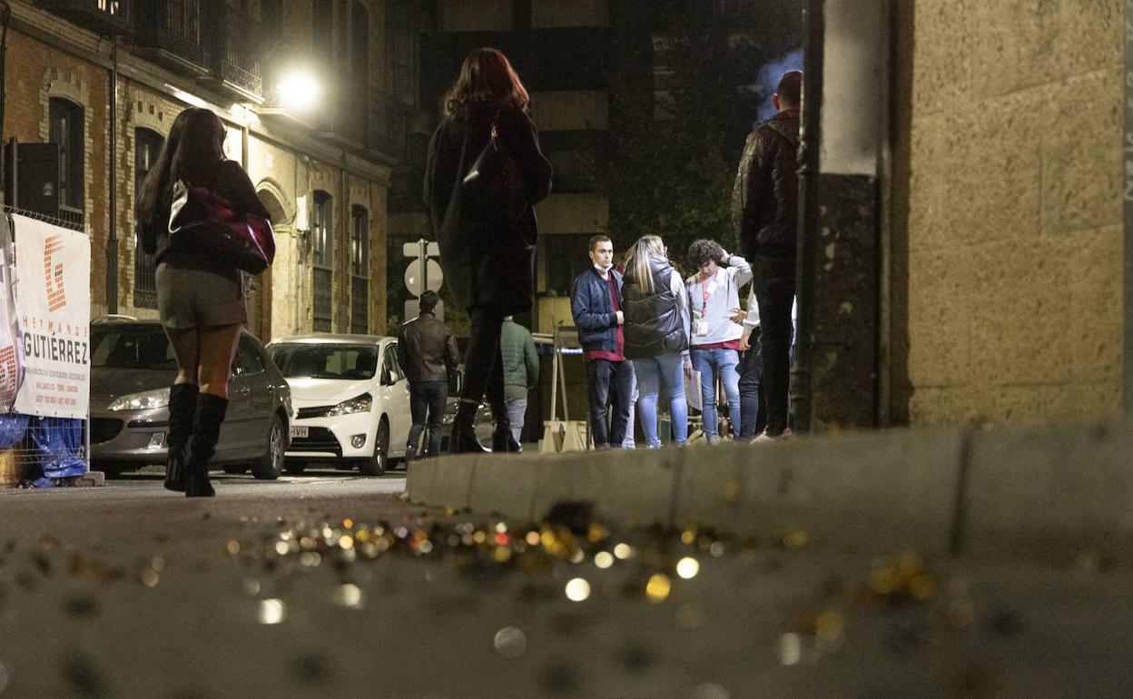 Varios jóvenes, en una de las calles que pasará a formar parte de la zona acústicamente saturada,