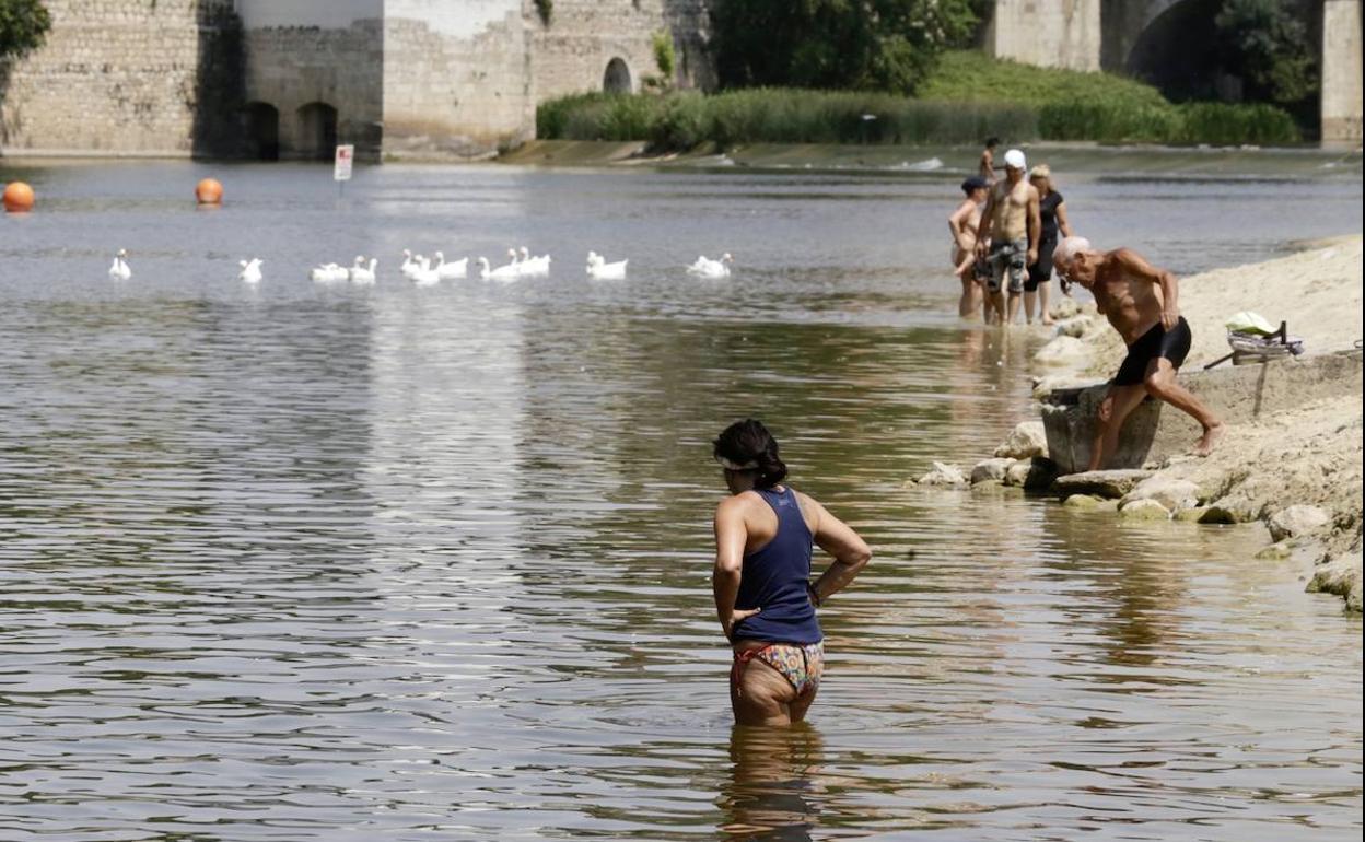 Bañistas en la playa de Las Moreras de Valladolid.