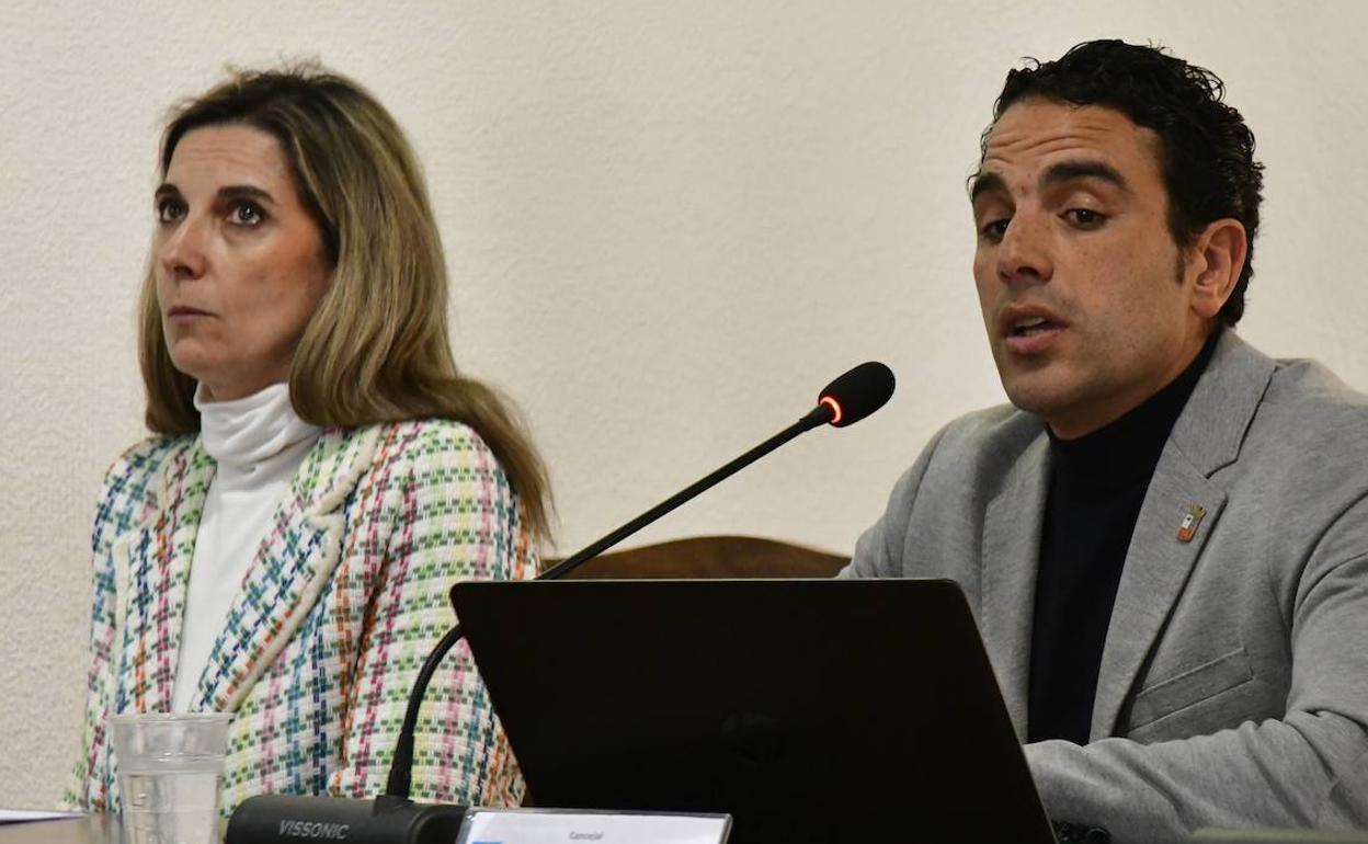 Montserrat Sanz escucha la intervención de su compañero en el grupo municipal de Vox en el El Espinar y concejal de Hacienda, Carlos García. 