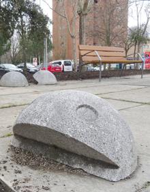 Imagen secundaria 2 - Arriba, el corredor peatonal de la avenida de Ramón Pradera. Debajo, a la izquierda, el nuevo paso de cebra de la avenida y detalle, a la derecha, de los 'comecocos' de hormigón de la plaza de la Siega.