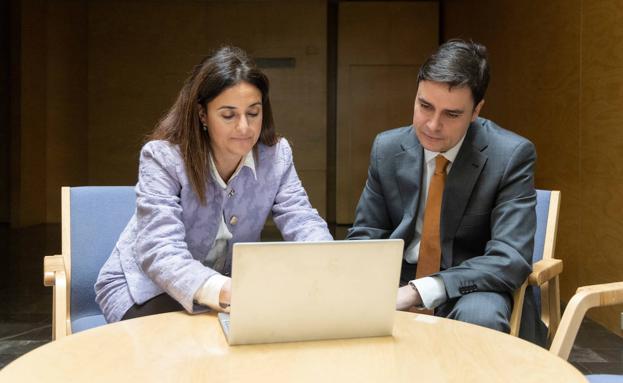 Los abogados y miembros de la comisión TIC del Icava, Verónica Rodríguez y Álvaro Rizo, realizan una demostración con el ChatGPT. 