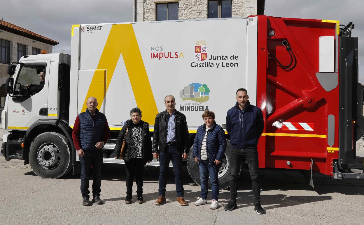 Jesús Hernando (en el centro), presidente de la Mancomunidad Minguela, junto a representantes de otras localidades mancomunadas posando con el nuevo camión a las puertas del Museo de la Piedra de Campaspero. 