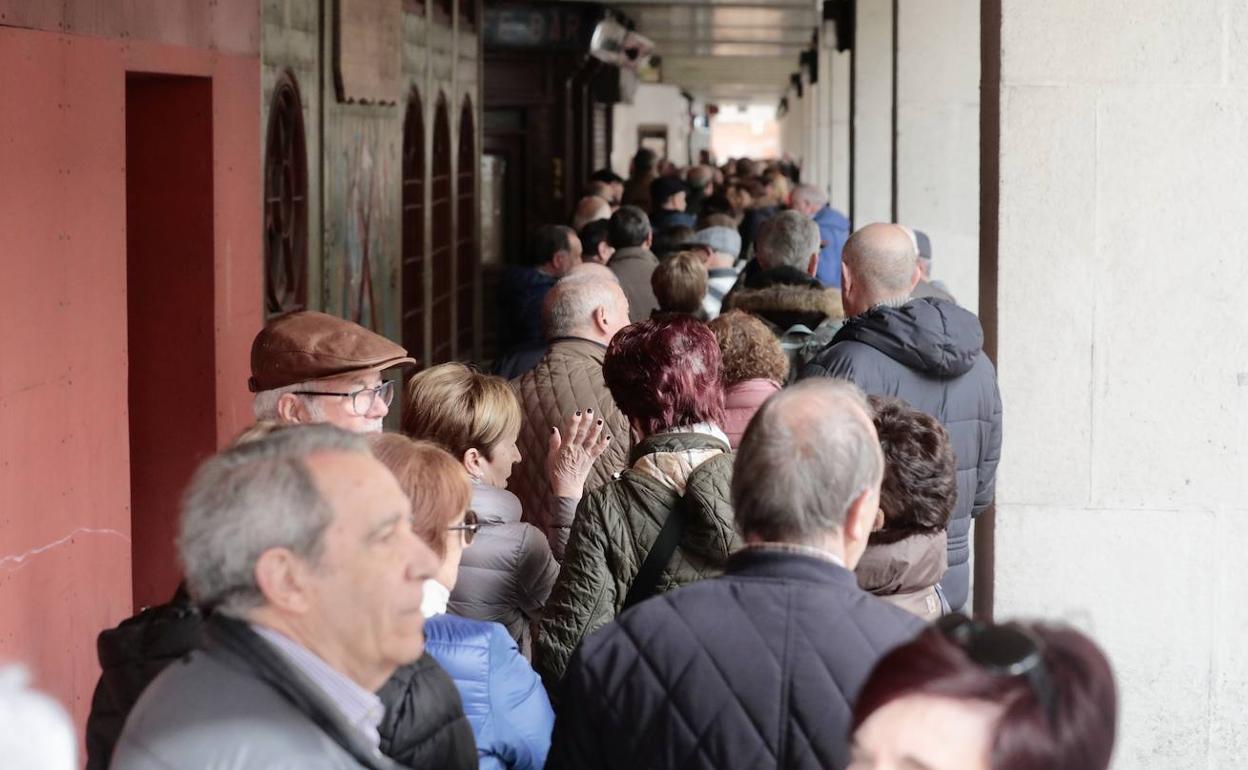 Colas para solicitar los viajes del Club de los 60 en Valladolid, el pasado mes de febrero.