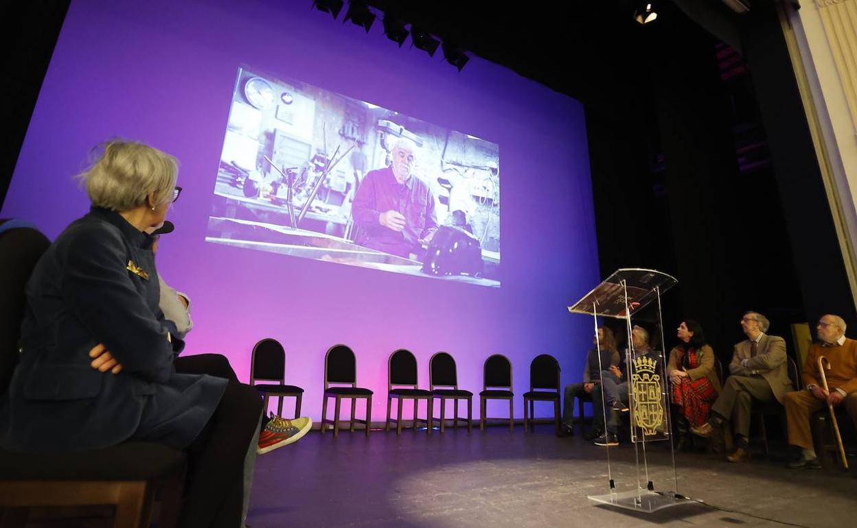 Los artistas, en el Teatro Principal, observan la proyección sobre la iniciativa. 