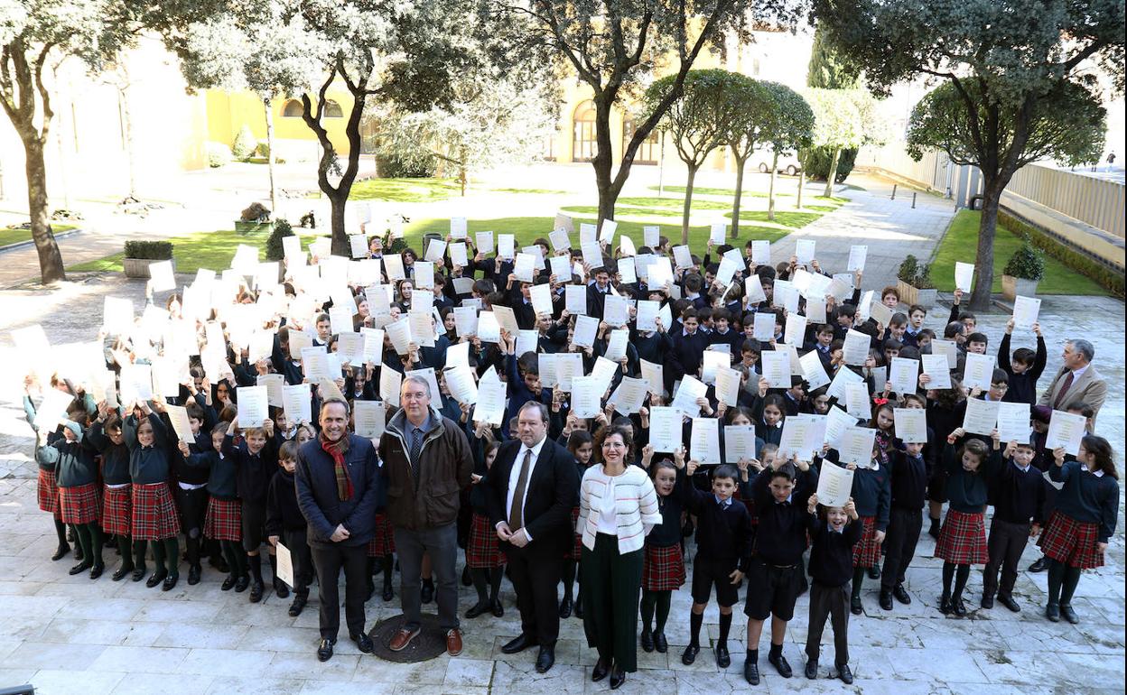 Alumnos de los centros Peñalba y Pinoalbar, el pasado mes de febrero, cuando recibieron sus diplomas de Cambridge. 