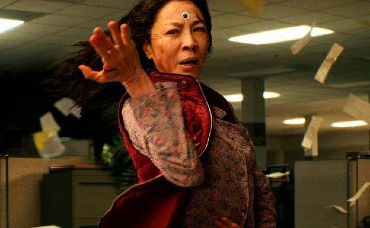 Michelle Yeoh, protagonista de 'Todo a la vez en todas partes', compite contra Cate Blanchett, directora de orquesta en 'Tár', por el Oscar a mejor actriz.