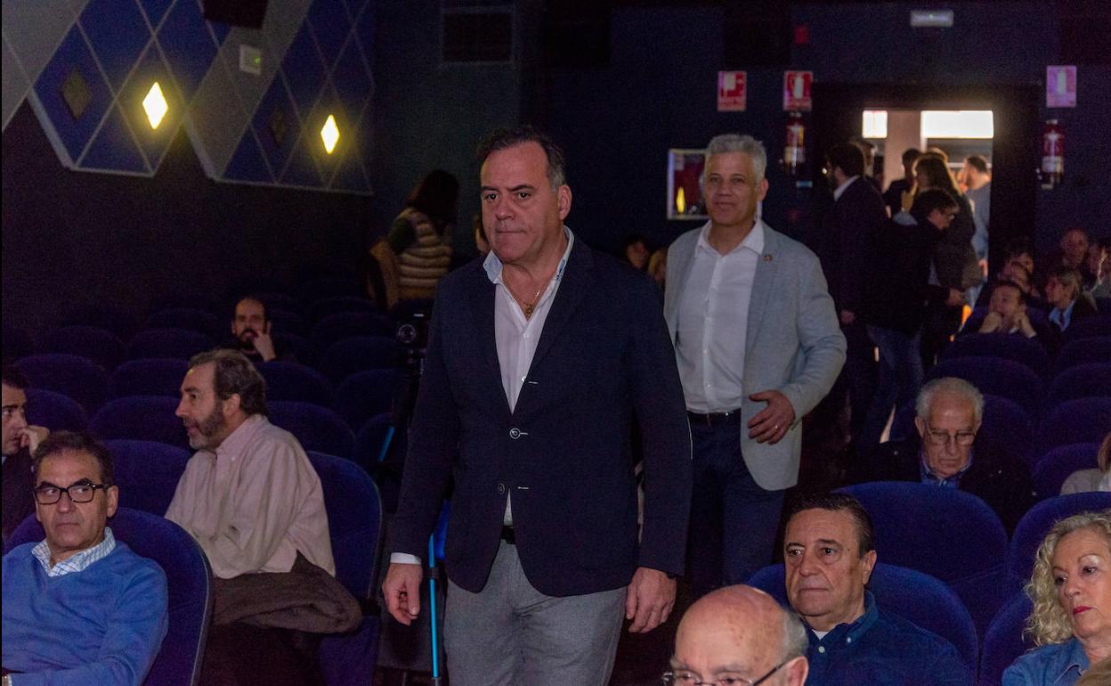 Domiciano Curiel, candidato a la Alcaldía por Vamos Palencia, seguido por Alfredo García-Plata, alcalde de Torrelodones, esta mañana en el cine Avenida. 