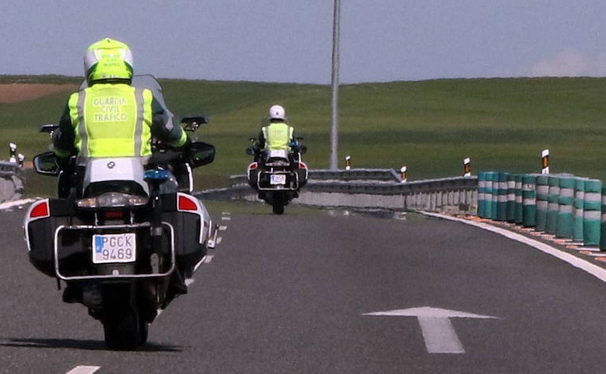 Dos guardias civiles, en la autovía que conecta Segovia con Valladolid.