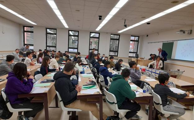 Una de las aulas de la ULE durante una de las sesiones de problemas matemáticos 