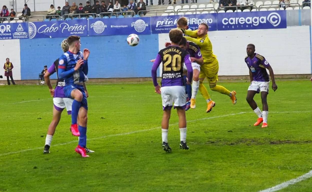 Una acción del encuentro disputado en el Román Suárez Puerta. 