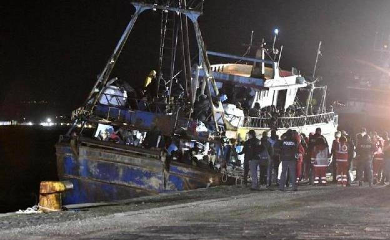 Un barco con 500 migrantes rescatados, a su llegada este sábado al puerto de Crotona.