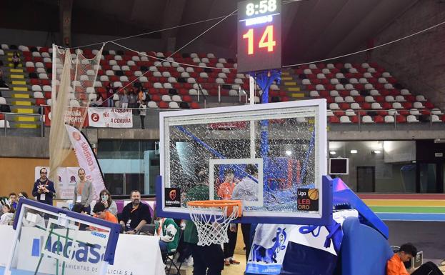 El partido estuvo detenido más de una hora por la rotura de un tablero. 