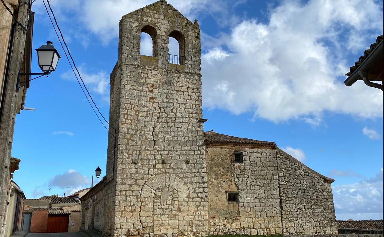 La iglesia, edificada en el siglo XII, con la antigua puerta tapiada.