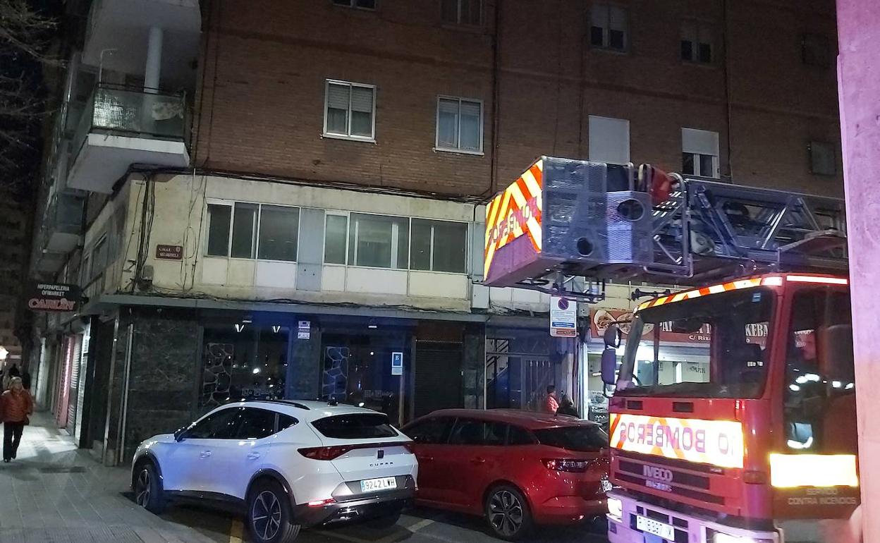 Los bomberos, frente al portal número 20 de la calle Rizarzuela. 