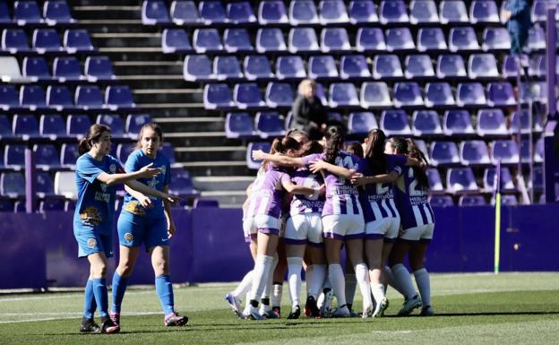 Las jugadores del Real Valladolid Simancas celebran uno de los goles. 