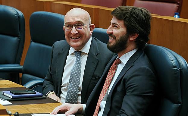 El consejero de Presidencia, del PP, Jesús Julio carnero, y el vicepresidente de la Junta, de Vox, Juan García-Gallardo.