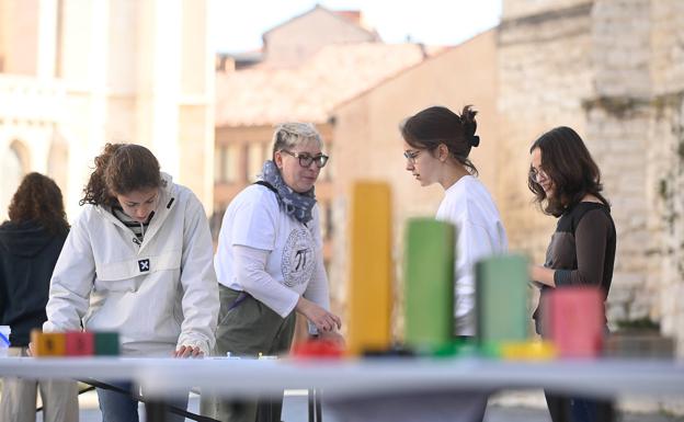 Los alumnos de Estalmat enseñaron a los vallisoletanos juegos de lógica, de probabilidad y de estrategia. 