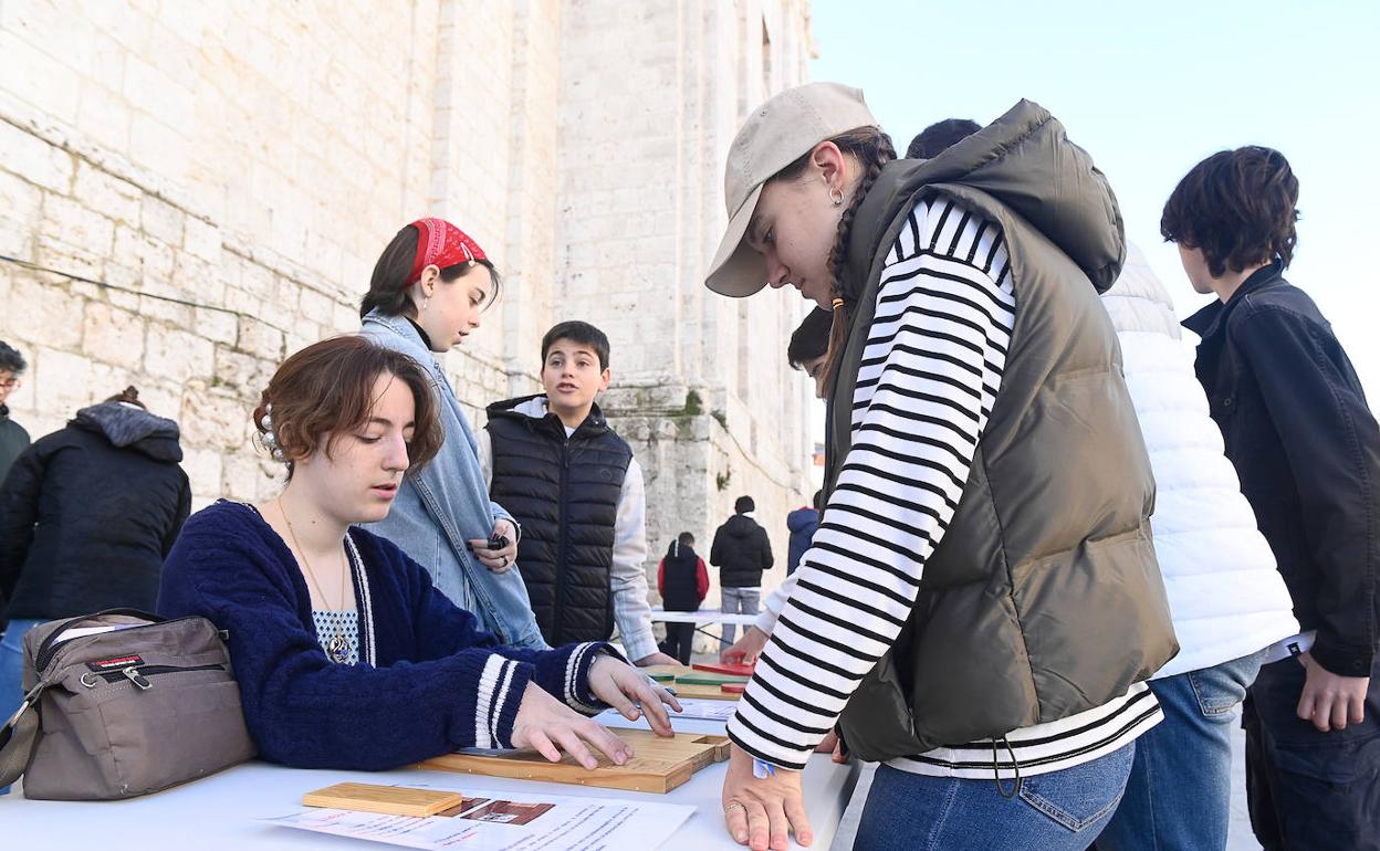 Los alumnos del programa ESTALMAT se convirtieron en profesores de matemáticas en la calle 