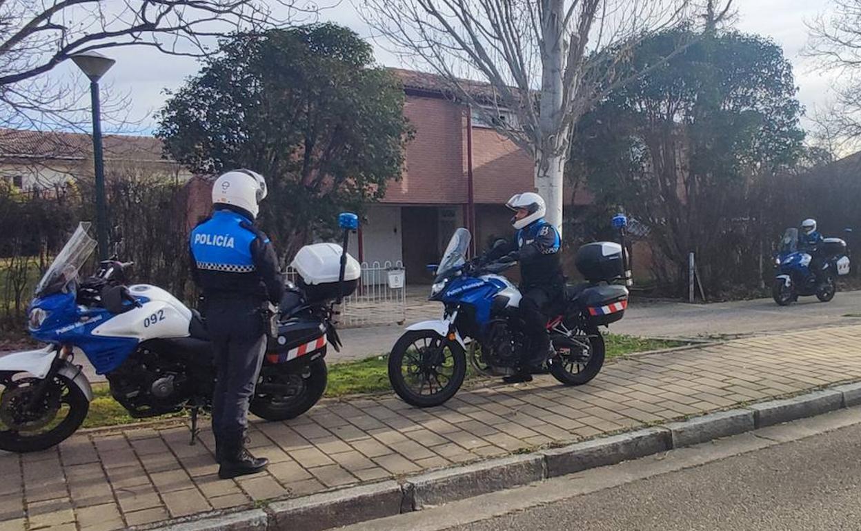 Presencia policial en el número 8 de la calle Montes Torozo, en Parque Alameda.