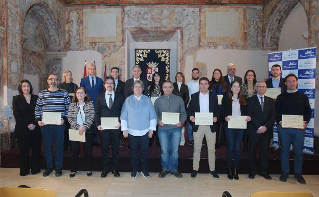 Organizadores, autoridades y premiados, tras la entrega de los galardones.