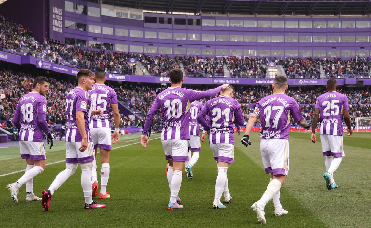 Jugadores del Real Valladolid celebran un gol el pasado fin de semana en Zorrilla.