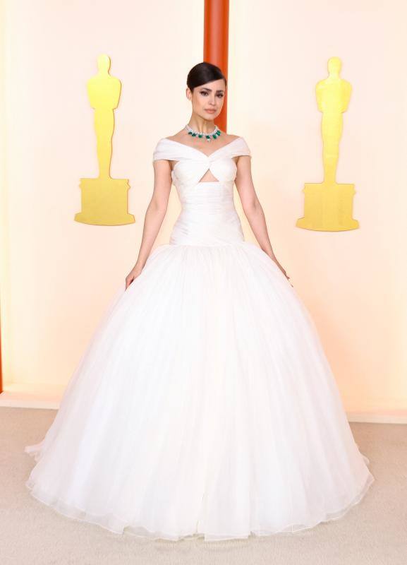 Sofia Carson, vestida de novia con bien del reconocible tul de Giambattista Valli.