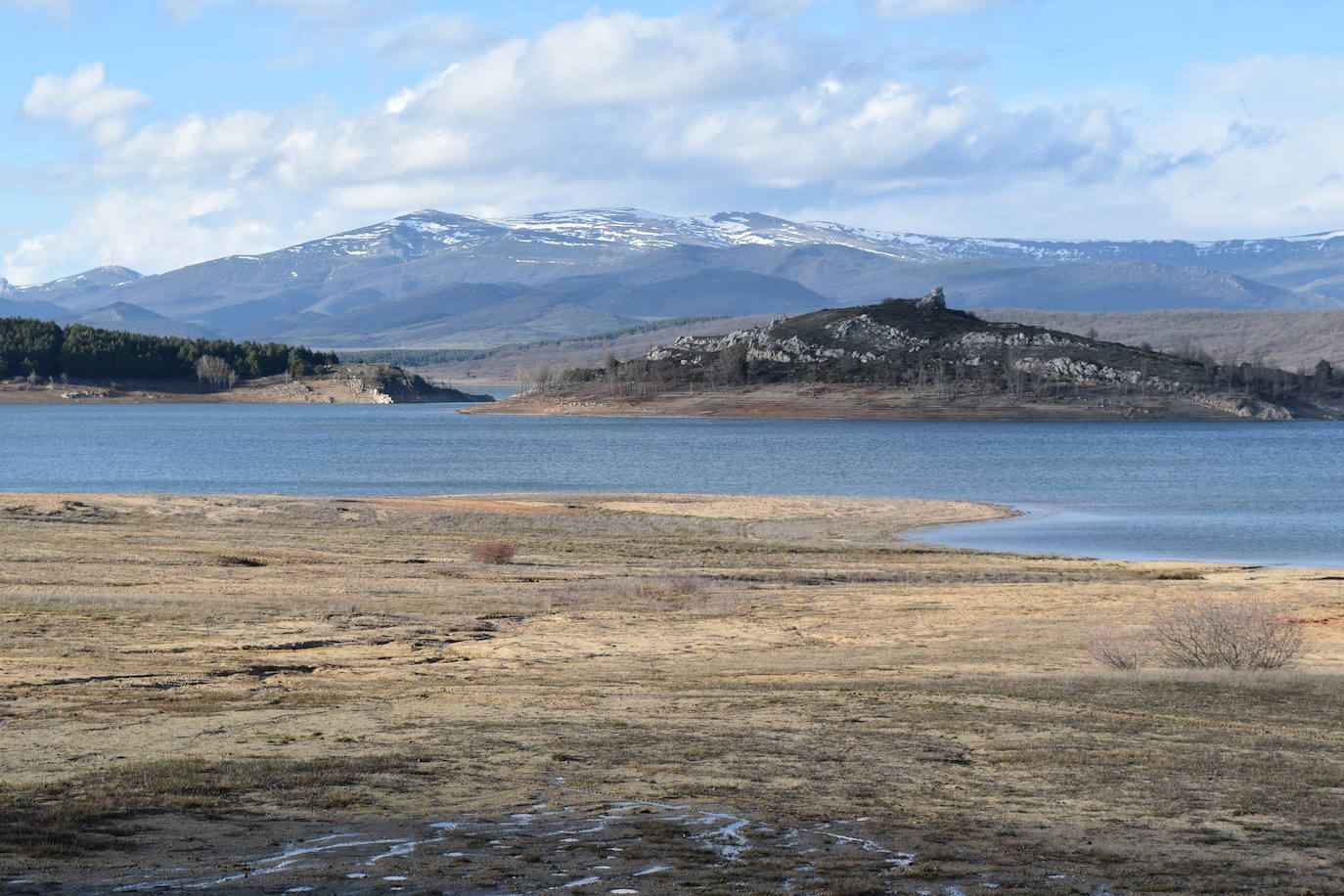 Fotos: El pantano de Aguilar llega a la primavera aún en prealerta