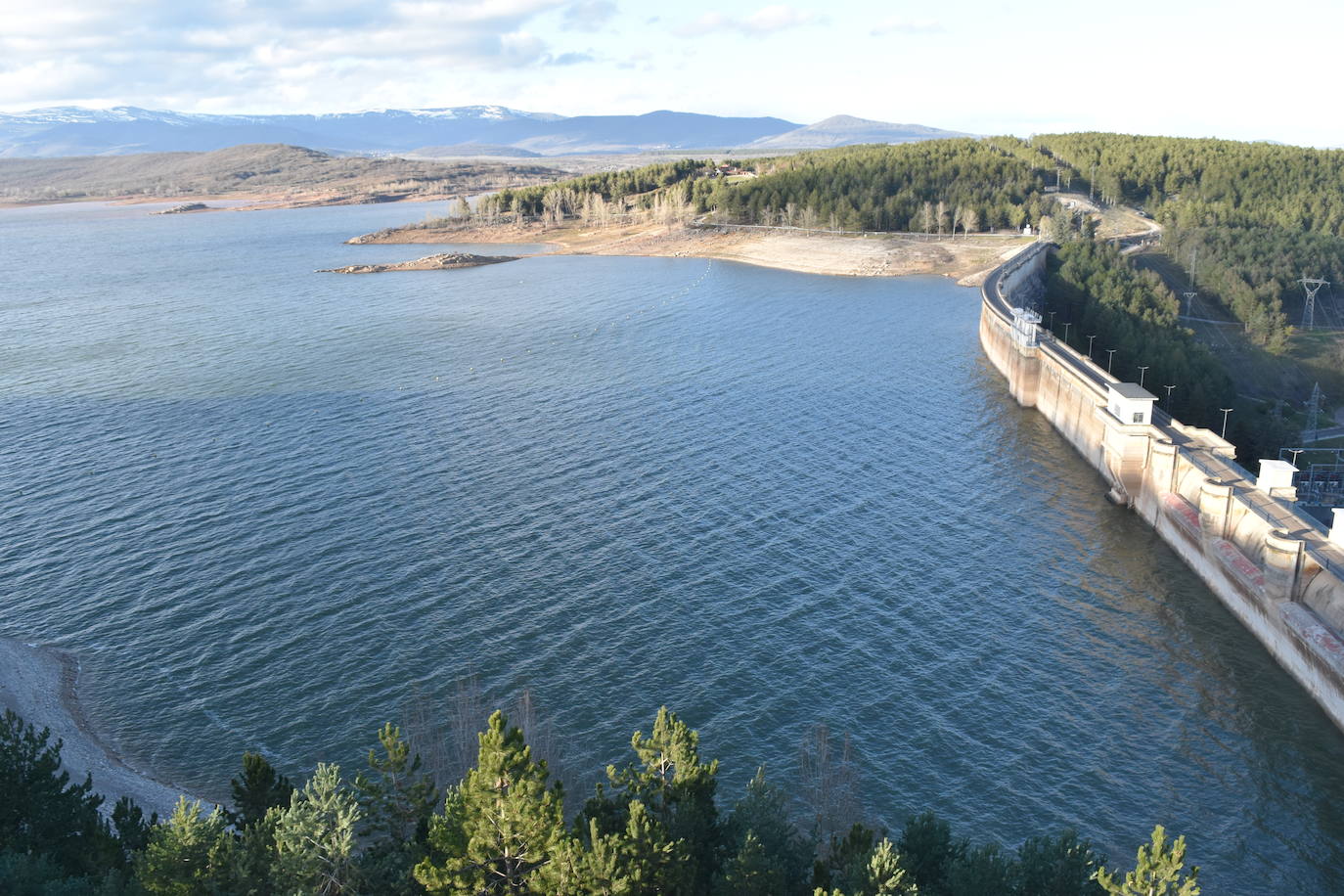 Fotos: El pantano de Aguilar llega a la primavera aún en prealerta