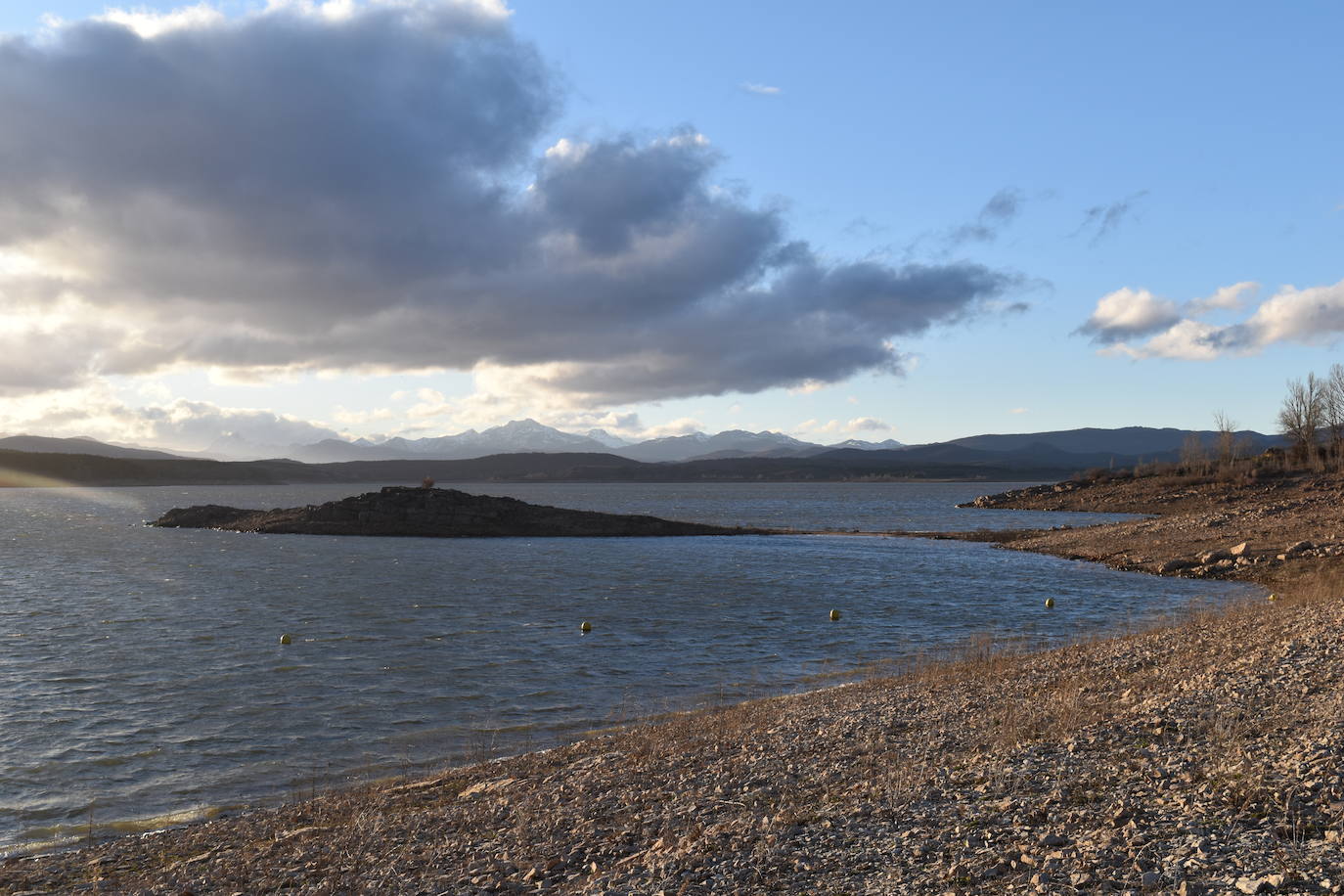 Fotos: El pantano de Aguilar llega a la primavera aún en prealerta